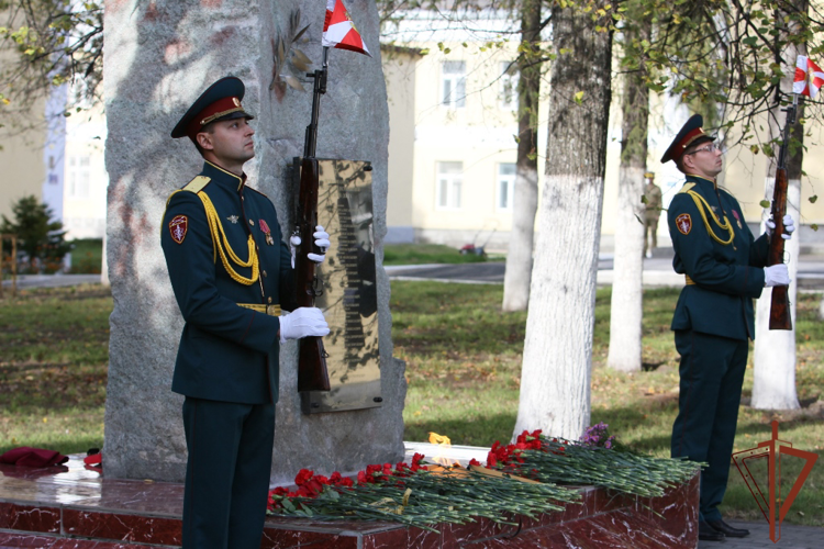 В северском соединении Росгвардии открыли обновленную мемориальную доску военнослужащим, погибшим при выполнении воинского долга