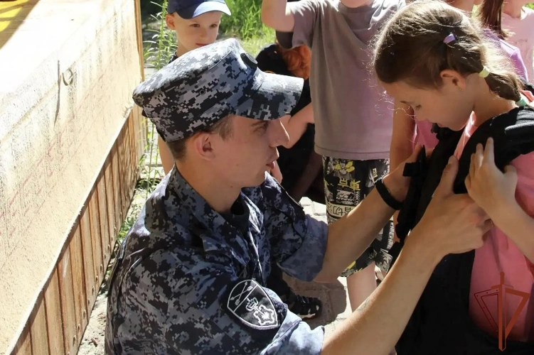 Росгвардейцы познакомили юных сибиряков со службой в рамках акции «Каникулы с Росгвардией»