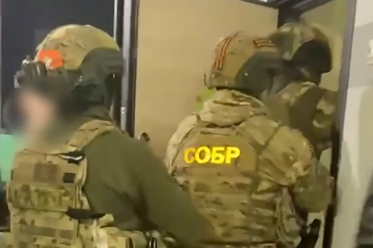 При силовой поддержке СОБР Росгвардии в Хакасии пресечена деятельность по подделке медицинских заключений (видео)