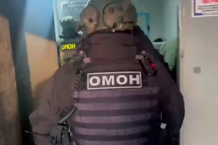 При силовой поддержке ОМОН Росгвардии в Тыве пресечена деятельность нелегального игорного заведения (видео)