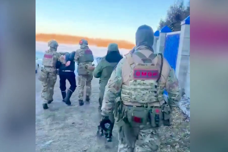 При силовой поддержке ОМОН Росгвардии в Томске задержаны подозреваемые в хищении бюджетных средств (видео)