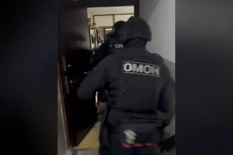При содействии ОМОН Росгвардии в Красноярском крае задержан подозреваемый в незаконном лишении человека свободы (видео)