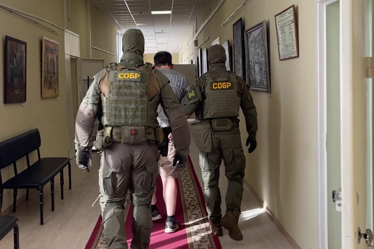 При силовой поддержке СОБР Росгвардии в Томске задержан подозреваемый в призывах к терроризму (видео)