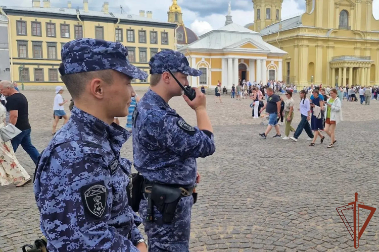 Росгвардейцы обеспечили безопасность на праздничных мероприятиях в честь Дня ВМФ в Санкт-Петербурге и Ленинградской области