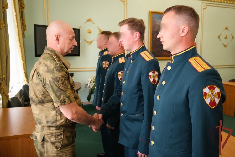 Командующий Северо-Западным округом Росгвардии провел встречу с выпускниками военных вузов