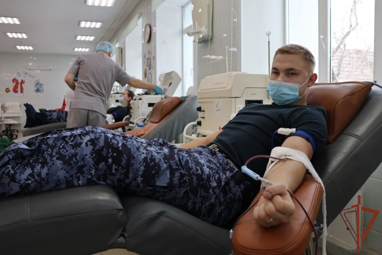 Во Всемирный день донора росгвардейцы сдали кровь для нуждающихся жителей регионов Сибири