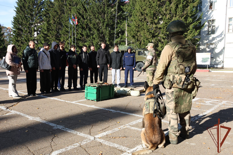 Мероприятия по военно-патриотическому воспитанию молодёжи провели росгвардейцы в Сибири