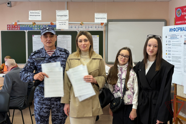 Военнослужащие и сотрудники Уральского округа Росгвардии продолжают участвовать в едином дне голосования
