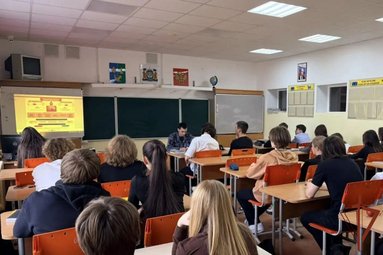 В Тюменской области и ХМАО — Югре росгвардейцы провели комплекс профилактических и агитационных мероприятий для молодежи
