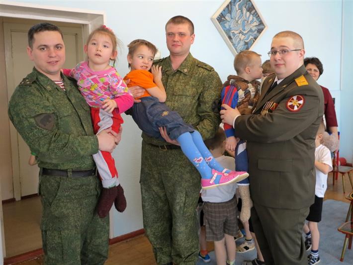В Томской области военнослужащие и ветераны Сибирского округа Росгвардии встретились со школьниками и воспитанниками детского дома
