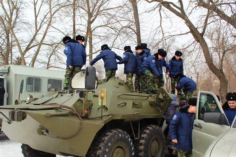В Ростовской области бойцы ОМОНа встретились с воспитанниками казачьего кадетского корпуса