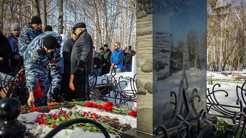 Бойцы пензенского ОМОНа Росгвардии почтили память погибшего товарища
