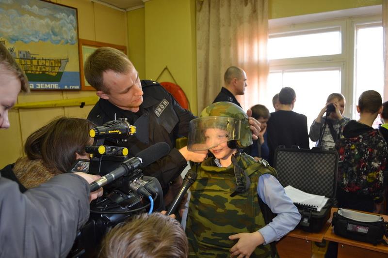 В г. Великом Новгороде сотрудники ОМОНа провели Урок мужества для курсантов детского морского центра