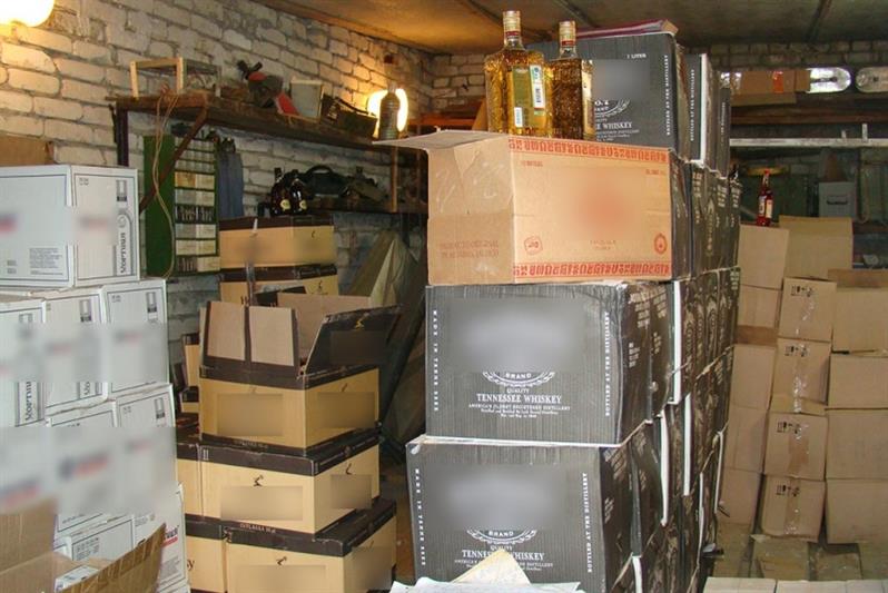 При силовой поддержке бойцов СОБРа Росгвардии пресечена незаконная торговля алкогольной продукцией