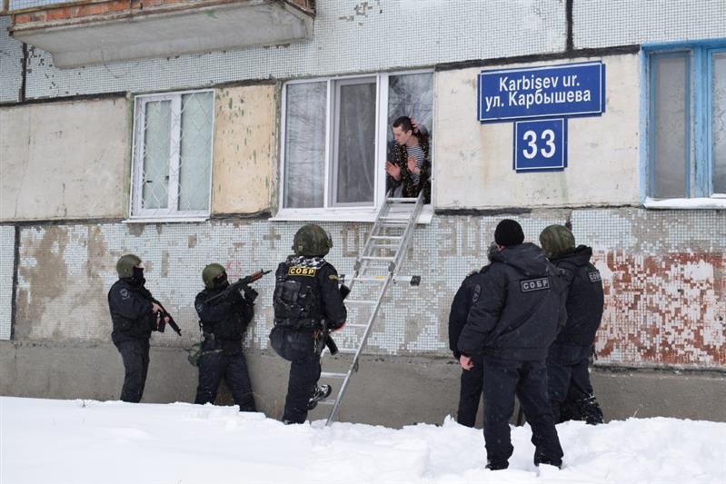 В г. Казани сотрудники Росгвардии обезвредили участников вооруженного нападения (видео)
