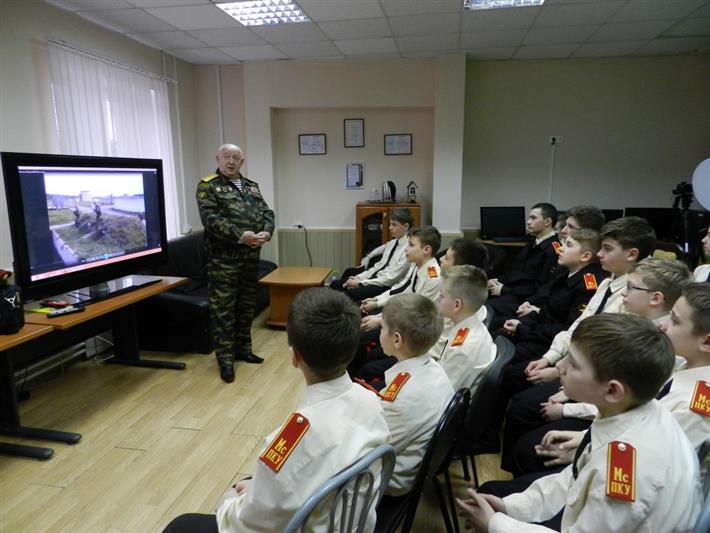 В г. Москве ветеран войск провел мастер-класс с кадетами