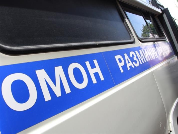 В г. Санкт-Петербурге бойцы ОМОНа обследовали многоквартирный дом после сообщения неизвестного о его заминировании