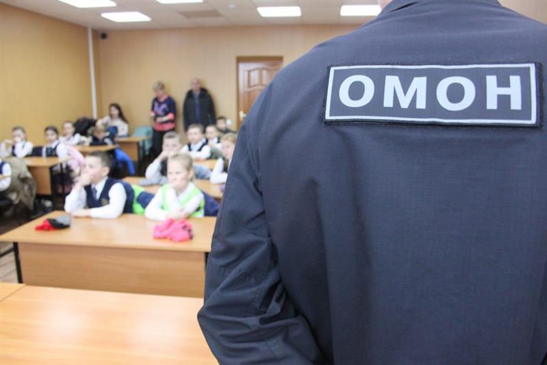 В г. Йошкар-Оле сотрудники ОМОНа провели экскурсии для школьников и студентов