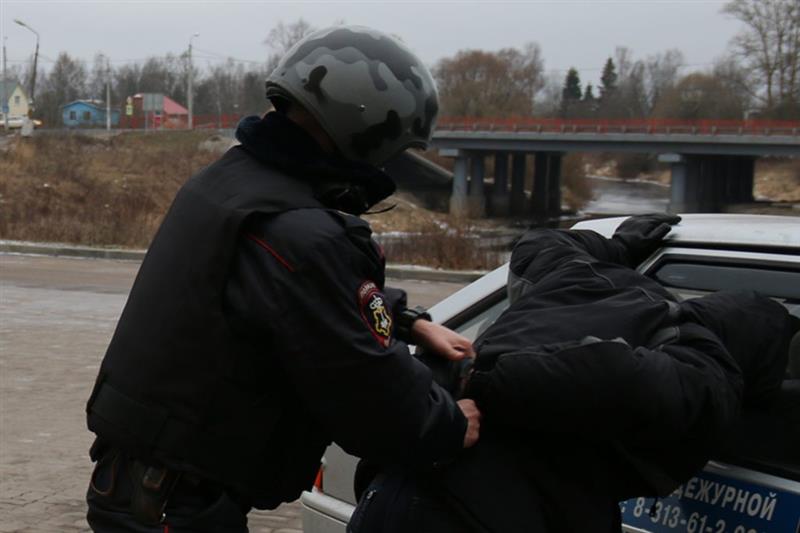 В Ленинградской области сотрудники Росгвардии задержали двух граждан, угрожавших ружьем посетителям магазина