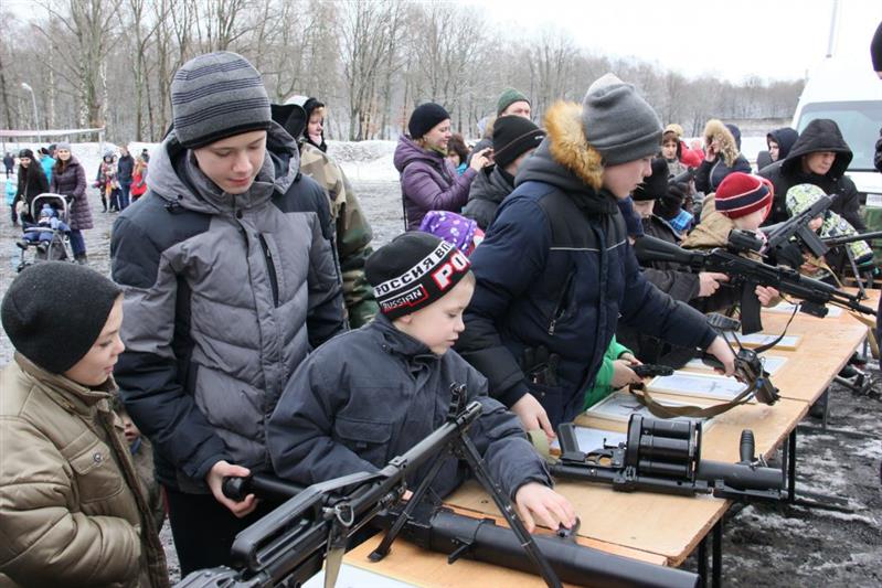Военнослужащие и сотрудники Росгвардии провели Урок мужества для воспитанников детских домов и школы-интерната