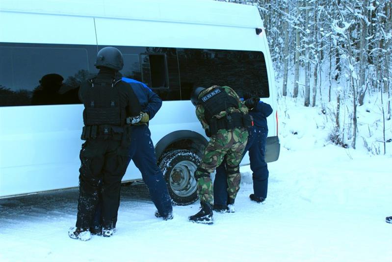 В Архангельской области бойцы СОБР Росгвардии задержали группу вымогателей