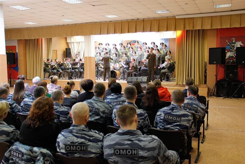 Академический ансамбль песни и пляски выступил с праздничной программой перед сотрудниками ОМОНа