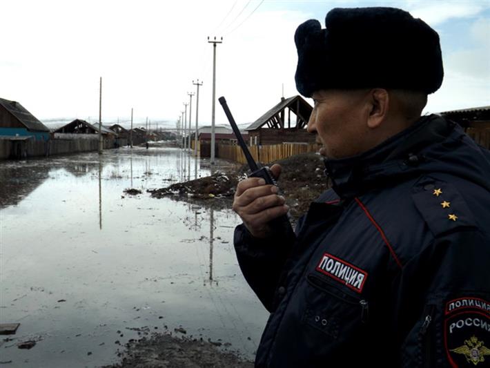 В Республике Тыве сотрудники Росгвардии обеспечивают общественный порядок в зоне подтопления поселка Каа-Хем