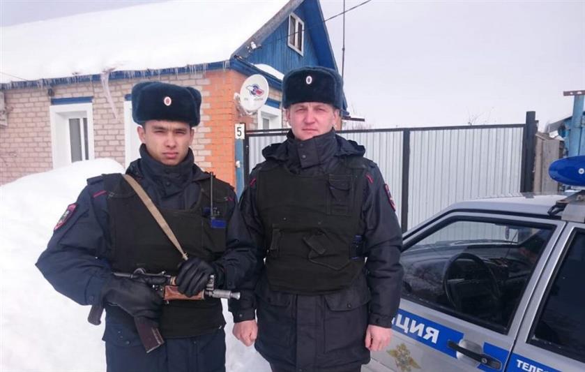 Сотрудники Росгвардии спасли пожилую женщину из горящего дома