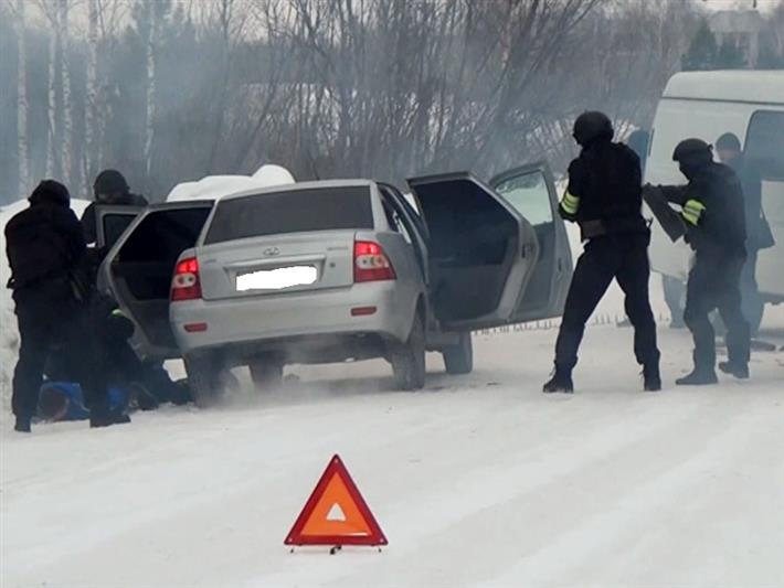 В г. Томске при силовой поддержке бойцов СОБРа Росгвардии задержаны подозреваемые в вымогательстве