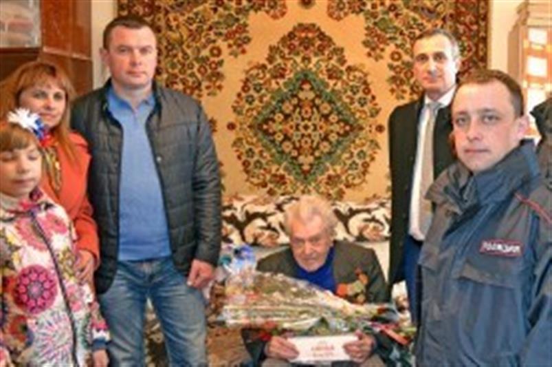 В г. Алупка военнослужащие Росгвардии поздравили ветерана Великой Отечественной войны с 95-летием
