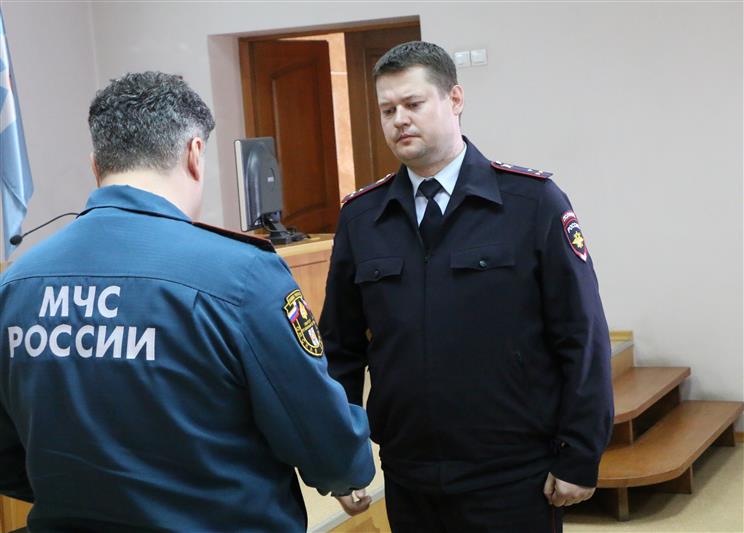 В  г. Омске спасатели МЧС наградили почетной грамотой сотрудника Росгвардии, спасшего детей во время пожара 