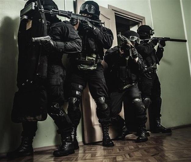 В г. Санкт-Петербурге при силовой поддержке сотрудников СОБРа Росгвардии задержаны подозреваемые в содействии осуществлению террористической деятельности