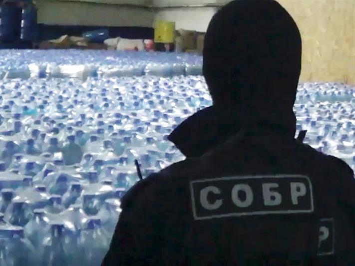 Бойцы СОБРа Росгвардии пресекли нелегальное производство жидкости, содержащий метанол
