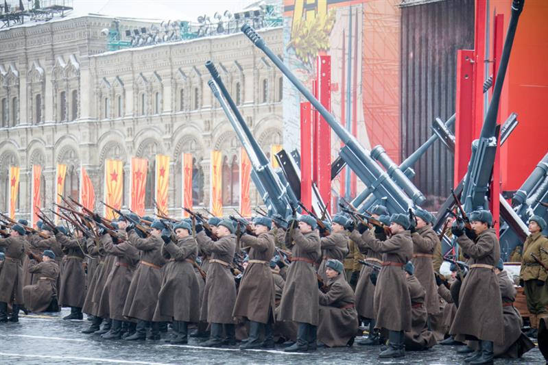 Военнослужащие и кадеты Росгвардии приняли участие в торжественном марше на Красной площади Москвы