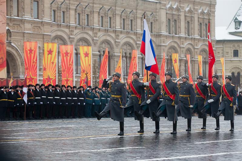 Военнослужащие и кадеты Росгвардии приняли участие в торжественном марше на Красной площади Москвы