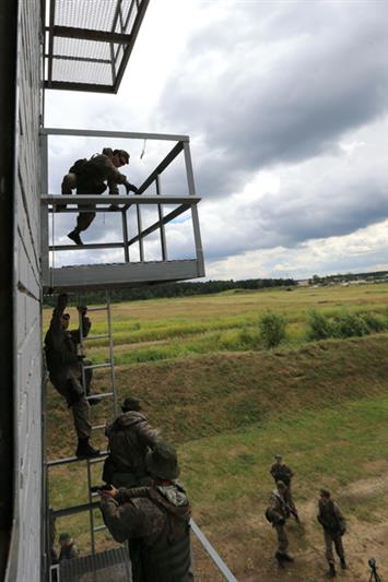 Огневая, десантная и высотная подготовка подразделений Народной вооруженной полиции Китая и 604 Центра специального назначения