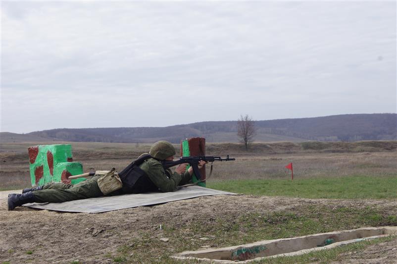 В Саратовском военном институте проведен итоговый экзамен по огневой подготовке