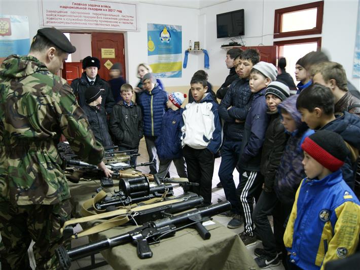 В Республике Бурятия находящиеся на профилактическом учете школьники побывали в гостях у ОМОНа