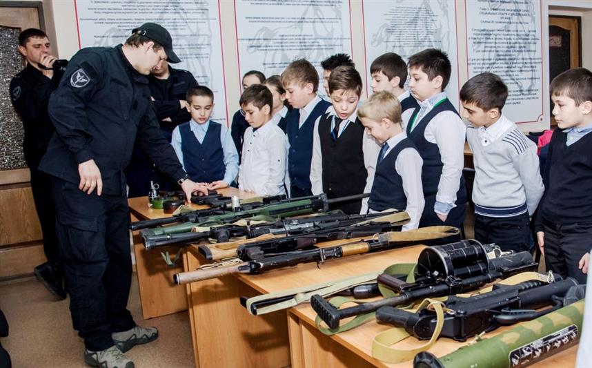 Сотрудники ОМОНа в канун профессионального праздника встретились со школьниками