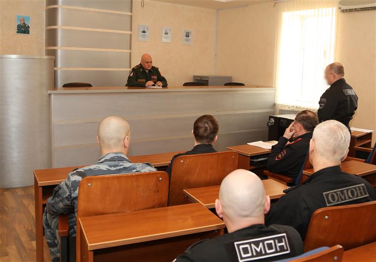 Командующий Северо-Западным округом Росгвардии генерал-лейтенант Сергей Захаркин поблагодарил сотрудников ОМОНа за работу по разминированию взрывного устройства на станции метро «Площадь восстания» 