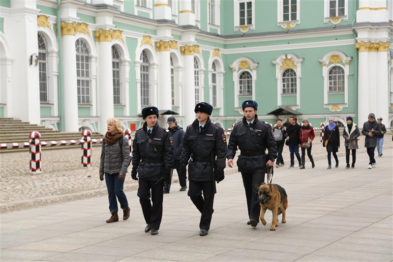 В г. Санкт-Петербурге военнослужащие Росгвардии патрулируют территорию Государственного музея «Эрмитаж»