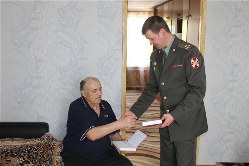 Заместитель командира калачевского соединения Северо-Кавказского округа встретился с родителями Героя России капитана Сергея Бавыкина 