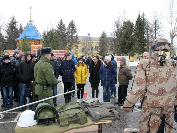 В северском соединении Сибирского округа Росгвардии прошел день призывника для школьников 