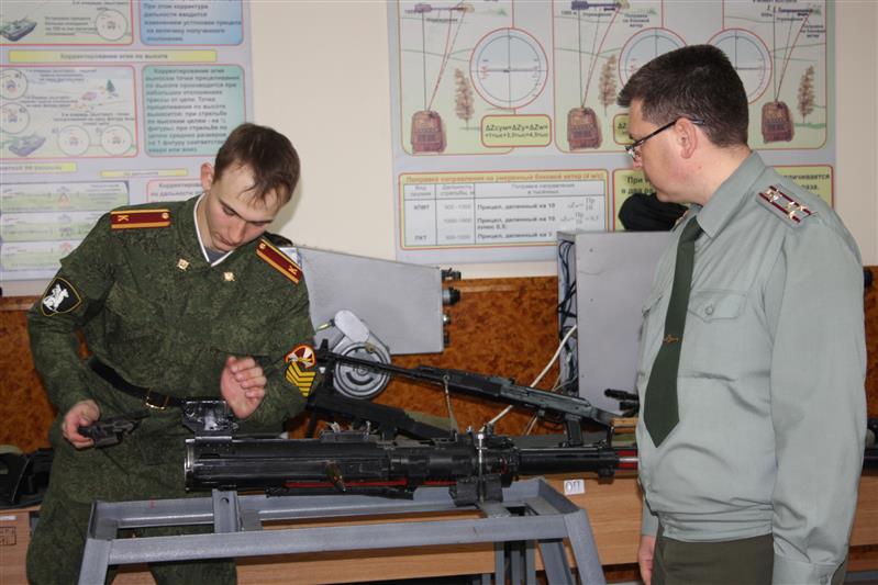 В Саратовском военном институте завершился итоговый экзамен по огневой подготовке