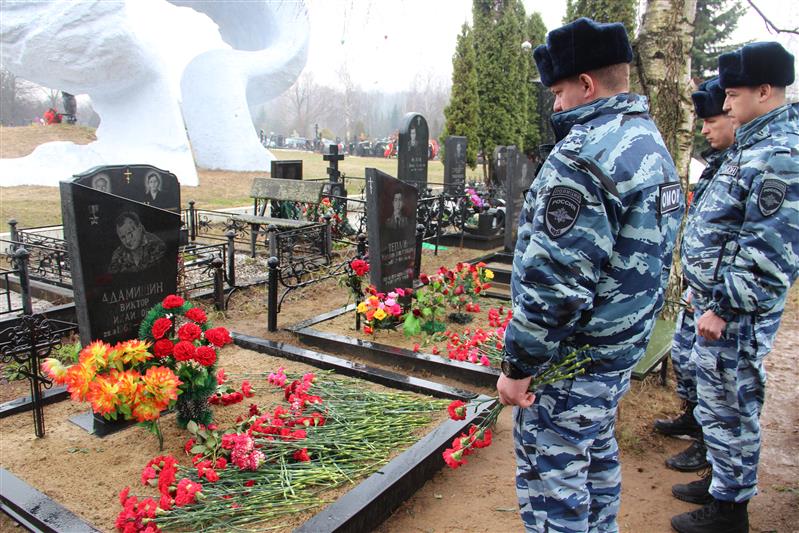 Сотрудники столичного ОМОНа почтили память погибших боевых товарищей