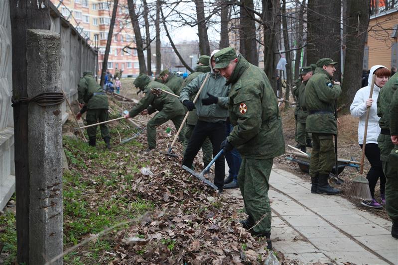 Военнослужащие дивизии им. Ф.Э. Дзержинского и члены их семей приняли участие в областном субботнике