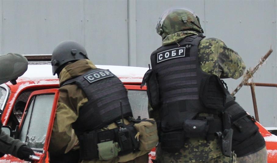 В г. Архангельске сотрудники СОБРа Росгвардии задержали подозреваемых в получении взятки