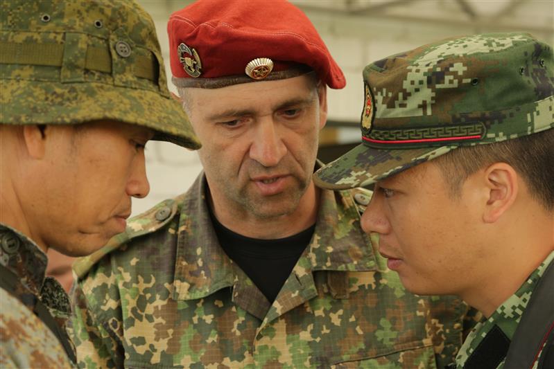 Совместная учебная антитеррористическая операция военнослужащих 604 Центра специального назначения и спецназа Народной вооруженной полиции Китая