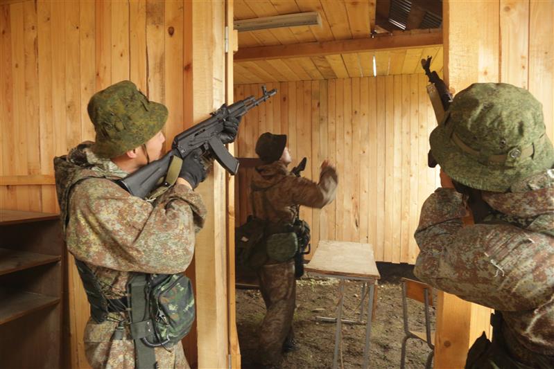 Совместная учебная антитеррористическая операция военнослужащих 604 Центра специального назначения и спецназа Народной вооруженной полиции Китая