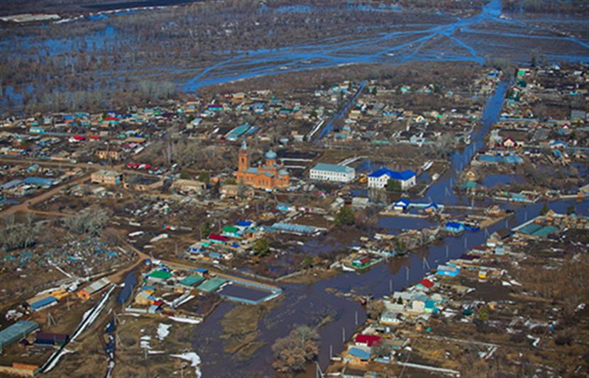 В Оренбургской области сотрудники Росгвардии оказали содействие спасателям МЧС в зоне подтопления